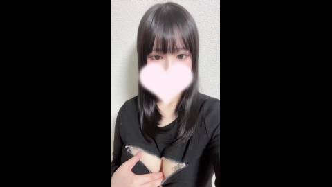 21歳Hカップの谷間を公開!!