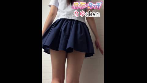 スカートからチラリと除く黒い…